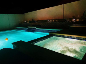 Amazing pool and Jaccuzi 3 bedroom in heart of LV
